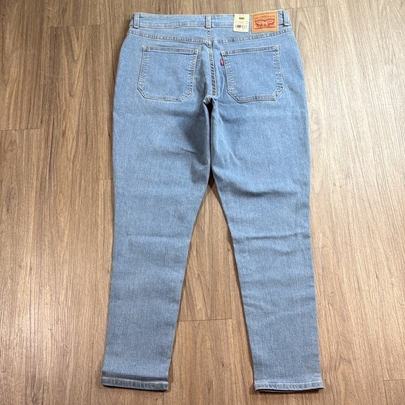 NWT Levi’s Jeans Women's Light Blue Jeans W32 L28 - Picture 2 of 6